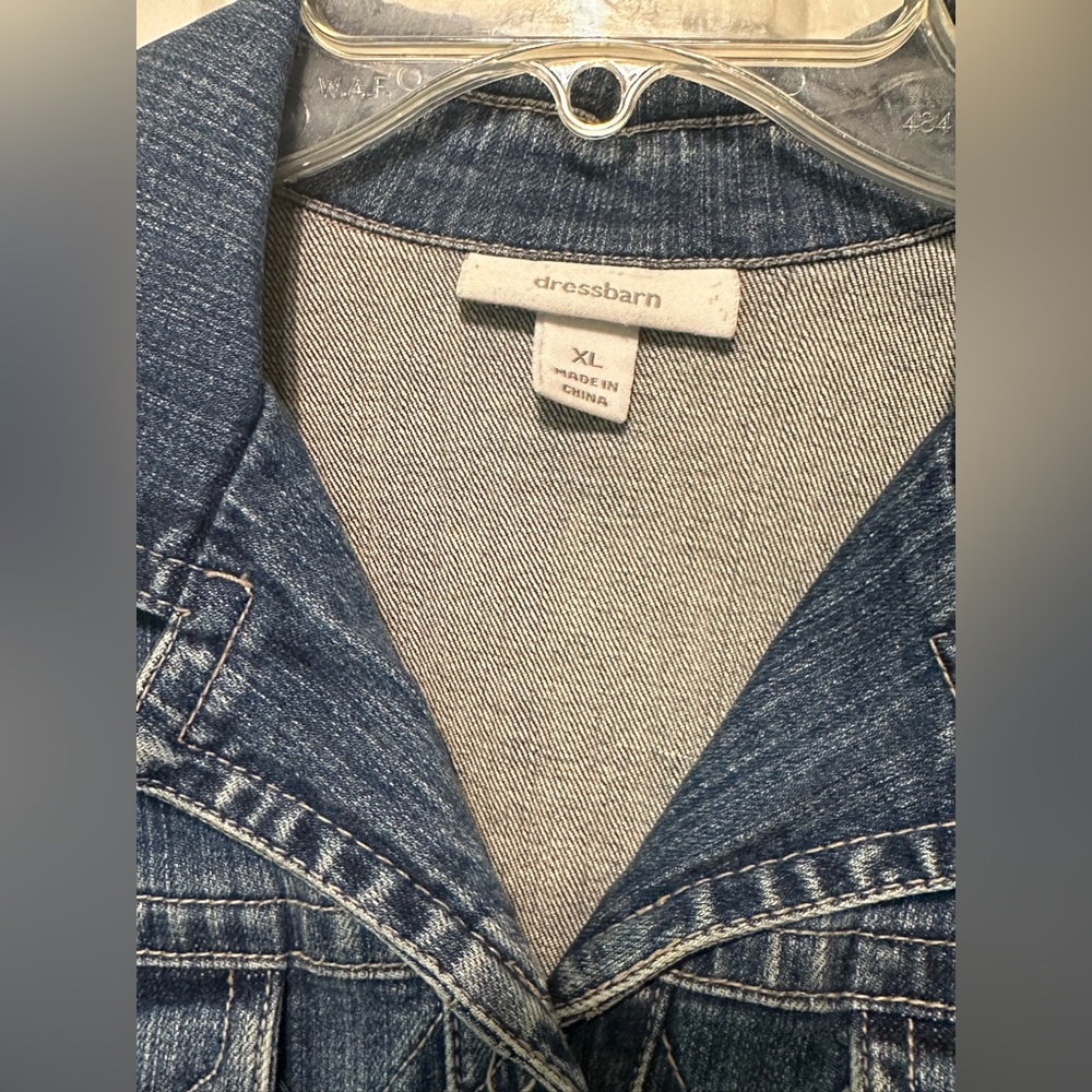 πJ05Dress Barn Denim Jacket w/buttons. L 23β, P2P 21β, Sleeves 24β, SZ XL. - Picture 3 of 10